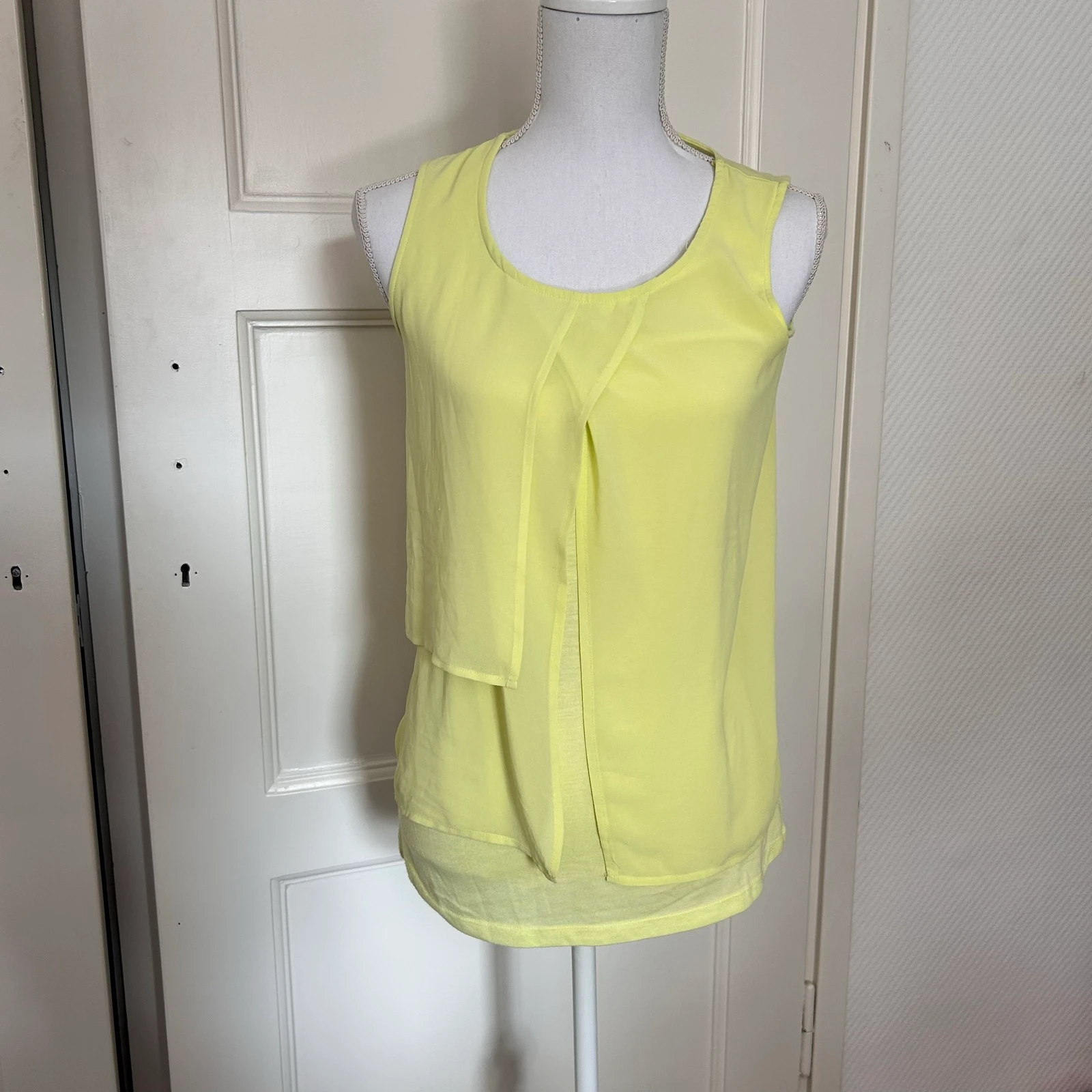 LIV Collection Mouwloze Top Geel Laagjes / Chiffon – Maat M